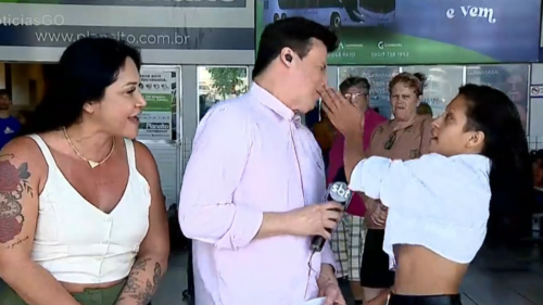 Momento em que Lucílio Macedo, repórter da TV Serra Dourada, afiliada do SBT, leva "tapa" ao vivo