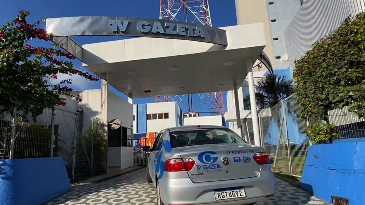 Imagem com foto da portaria da TV Gazeta, afiliada da Globo em Alagoas