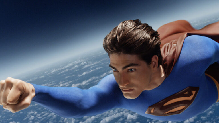 Brandon Routh como Superman voando acima das nuvens com o punho estendido no filme Superman - O Retorno (2006)