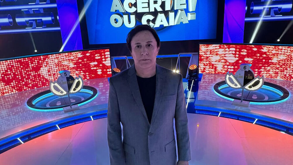 Tom Cavalcante no cenário do game show Acerte ou Caia!