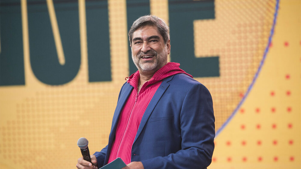 Zeca Camargo sorridente no palco do Melhor da Noite