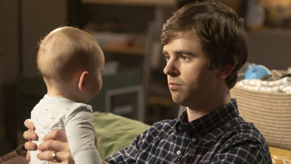 Freddie Highmore segura um bebê na série The Good Doctor