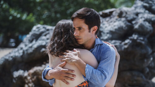 Gael García Bernal e Thomasin McKenzie no filme Tempo, que será exibido pela Globo