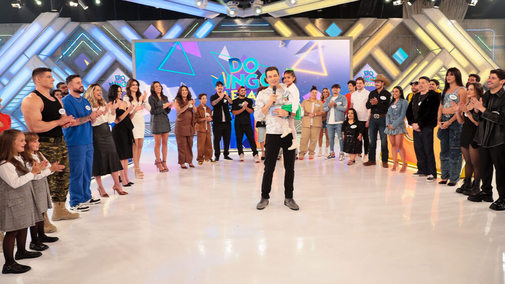 Influenciadores digitais do SBT no palco do Domingo Legal com Celso Portiolli