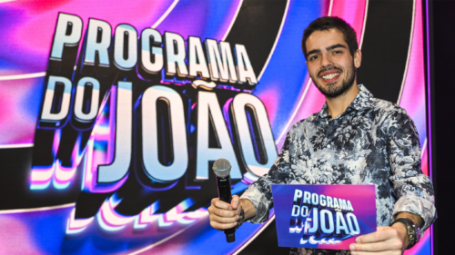 João Silva no palco do Programa do João, da Band