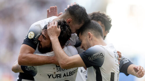 Jogadores do Corinthians comemoram goleada contra o Bahia em jogo do Campeonato Brasileiro