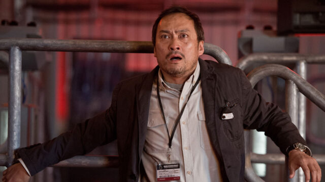 Ken Watanabe com expressão assustado em cena do filme Godzilla, que será exibido pelo SBT