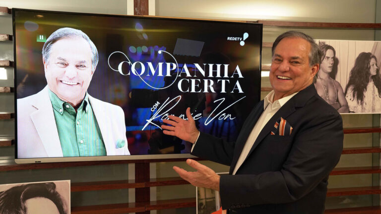 Ronnie Von em foto de divulgação do programa Companhia Certa
