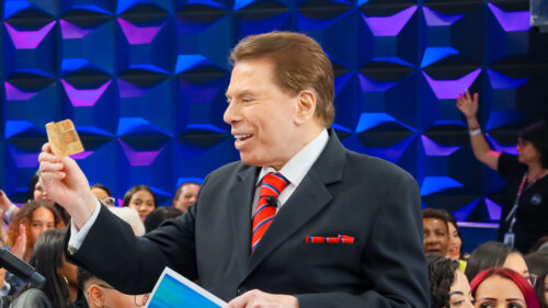 Silvio Santos segura nota de R$ 50 no auditório de seu programa no SBT