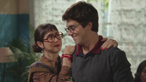 Lupita (Daphne Bozaski) e Guto (Daniel Rangel) em cena de Família é Tudo