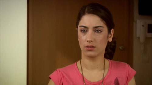 Hazal Kaya como Feriha Yilmaz em cena da novela O Segredo de Feriha