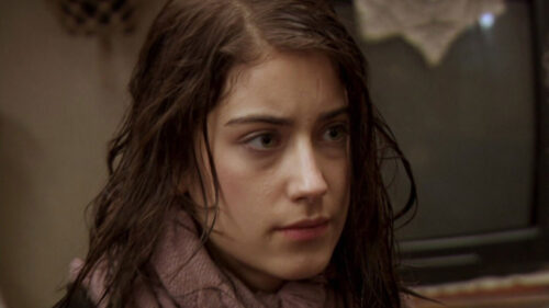 Feriha Yilmaz (Hazal Kaya) em cena de O Segredo de Feriha