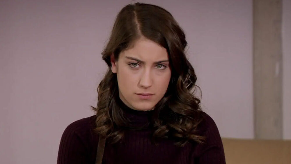 Feriha Yilmaz (Hazal Kaya) em cena de O Segredo de Feriha