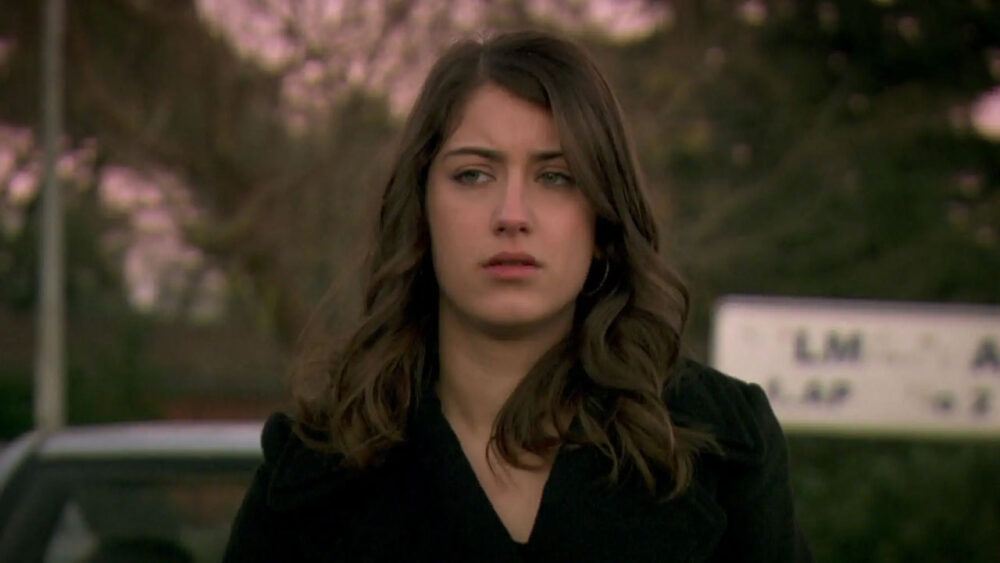 Hazal Kaya como Feriha Yilmaz na novela turca O Segredo de Feriha