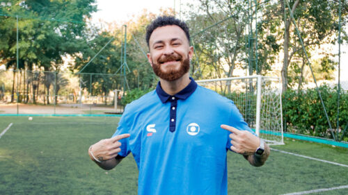 Fred Bruno vestido com o uniforme esportivo da Globo