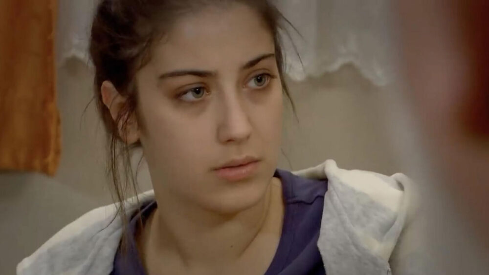 Hazal Kaya como a protagonista Feriha Yilmaz em O Segredo de Feriha, novela inédita do canal Viva