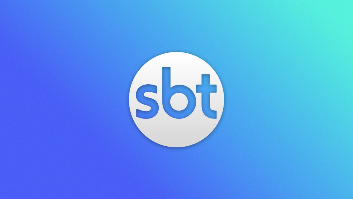Logotipo do SBT em branco com letras azuis sobre um fundo com degradê em tons de azul e verde