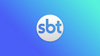 Logotipo do SBT em branco com letras azuis sobre um fundo com degradê em tons de azul e verde