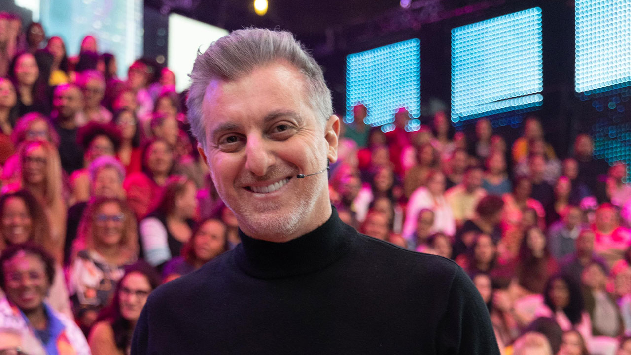 Luciano Huck com a plateia do Domingão ao fundo