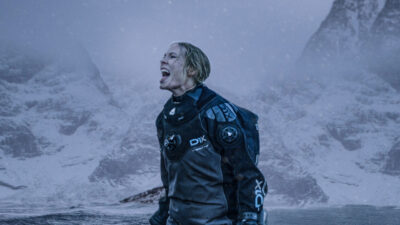 Moa Gammel como a personagem Ida grita usando roupa especial em cenário gelado no filme Além das Profundezas (2020)