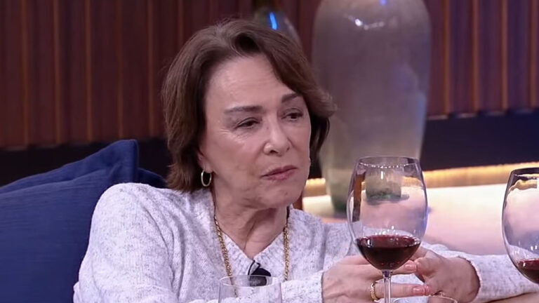 Nívea Maria durante entrevista para Ronnie Von