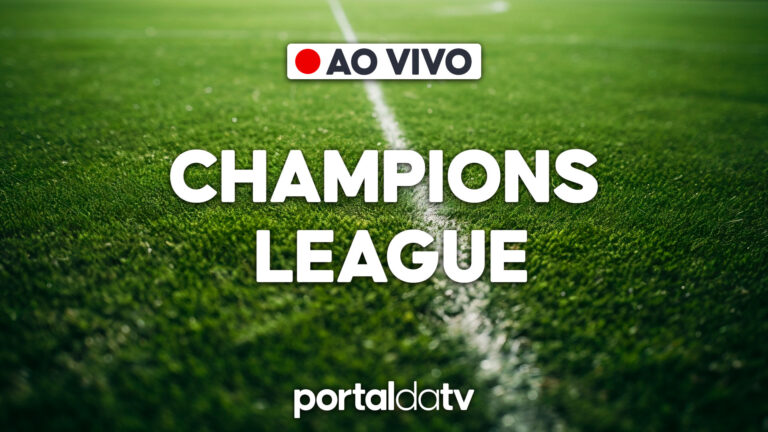 Transmissão ao vivo da Champions League com gramado de futebol ao fundo e logo do Portal da TV na parte inferior