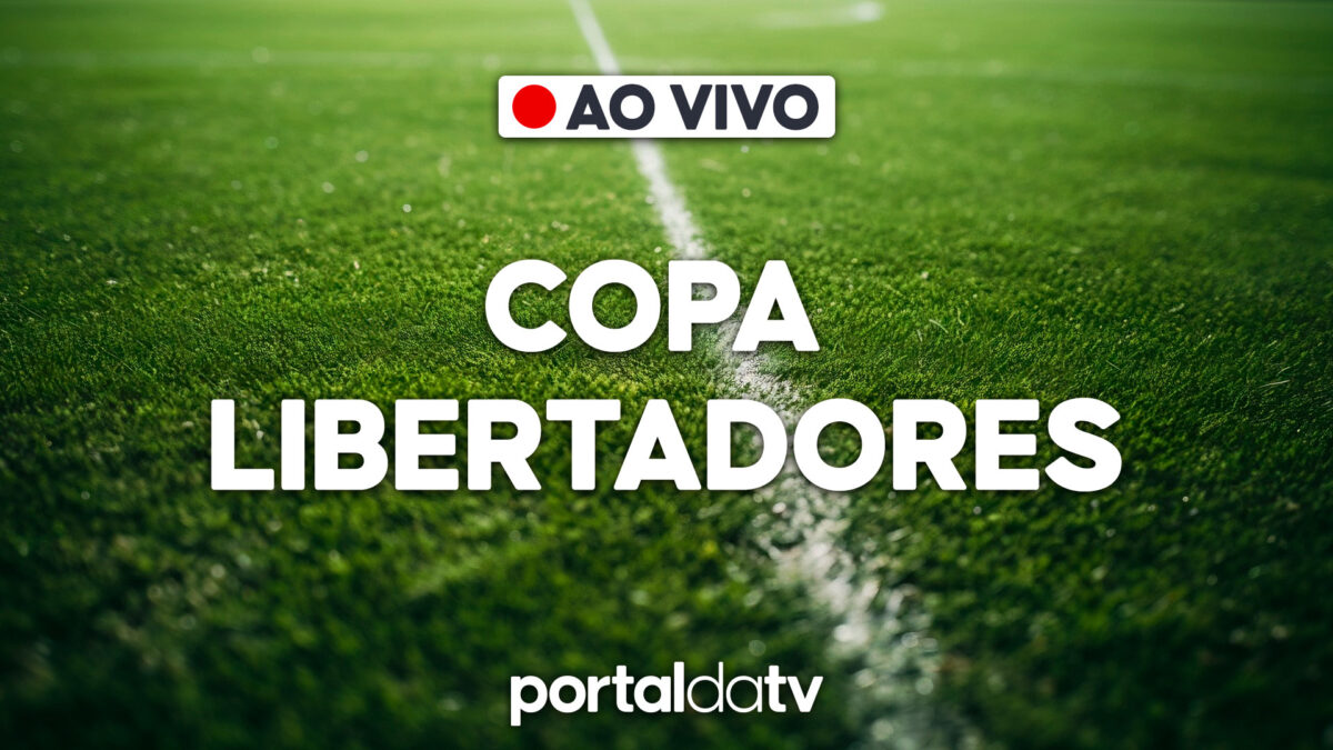 Transmissão ao vivo da Copa Libertadores com logo do Portal da TV sobre gramado de futebol