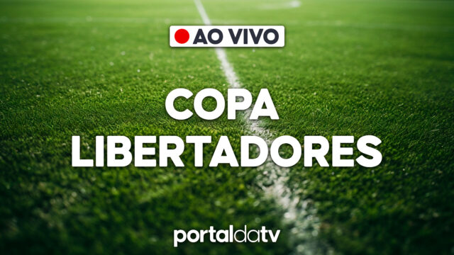 Transmissão ao vivo da Copa Libertadores com logo do Portal da TV sobre gramado de futebol