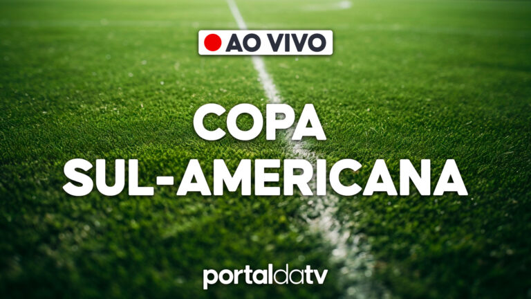 Transmissão ao vivo da Copa Sul-Americana com logo do Portal da TV sobre gramado de futebol