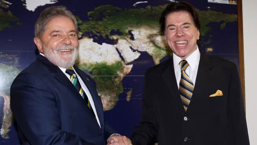 Lula e Silvio Santos se cumprimentam em foto