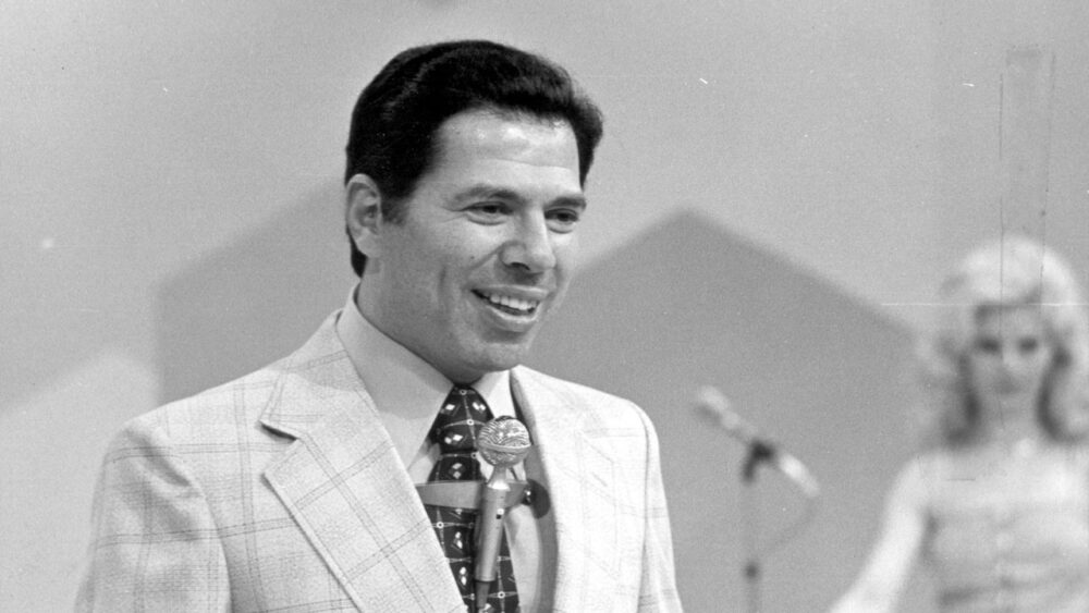 Foto em preto e branco do apresentador Silvio Santos