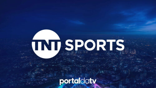 Logo da TNT Sports na cor branca com fundo da Champions Leaghe