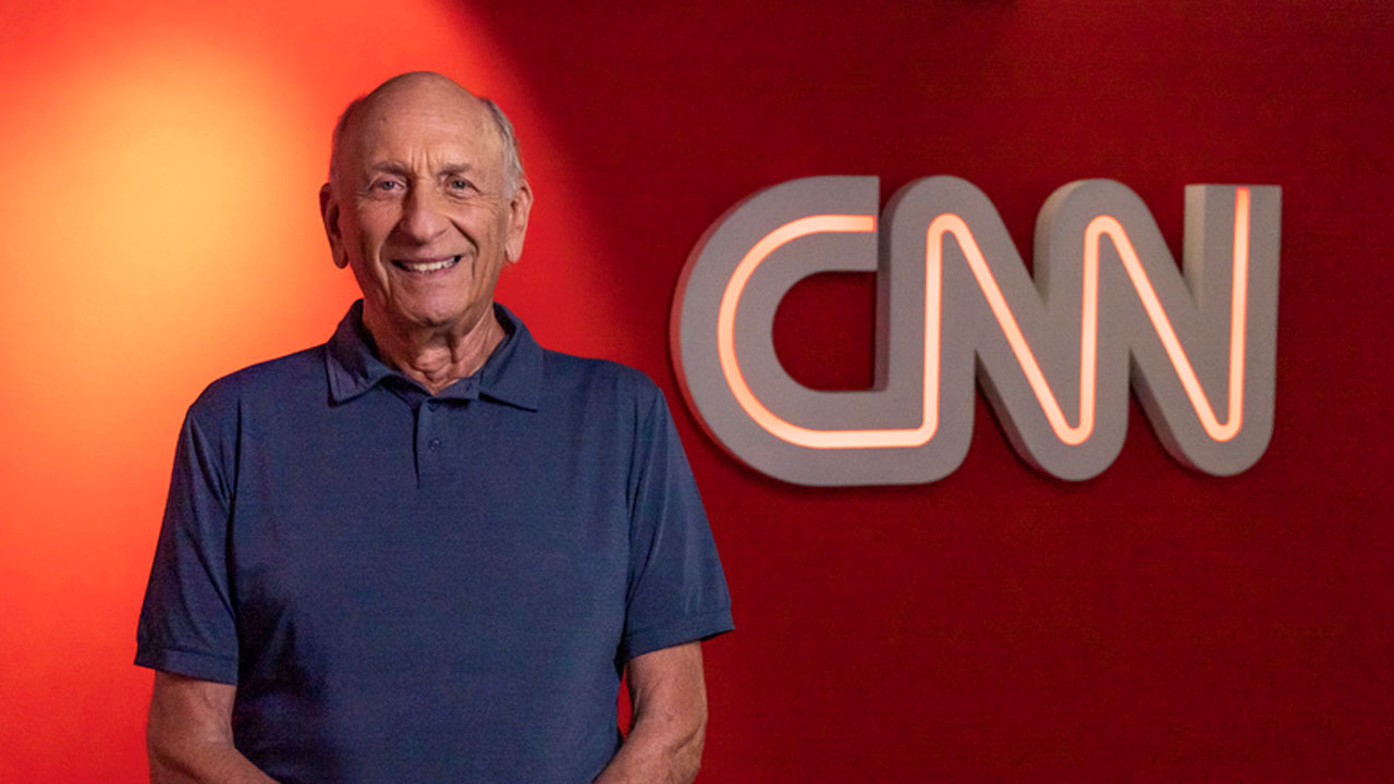 Boris Feldman com logotipo da CNN ao fundo