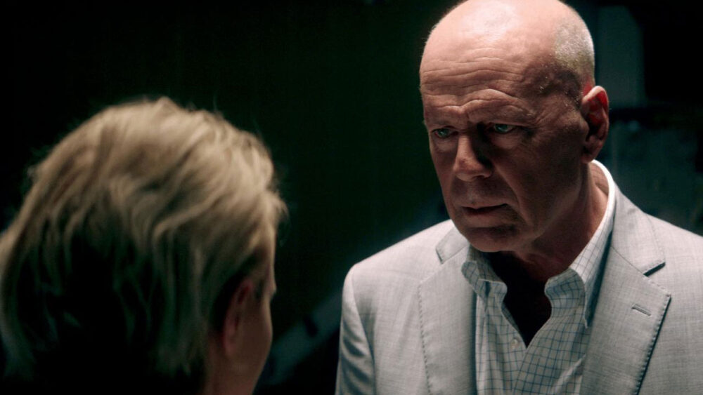 Bruce Willis e Nicky Whelan em Centro de Trauma, filme que a Record exibe na Super Tela