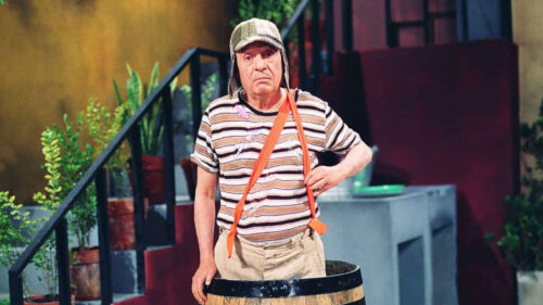 Roberto Gómez Bolaños vestido de Chaves dentro do barril no pátio da vila