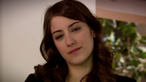 Hazal Kaya como Feriha Yilmaz na novela turca O Segredo de Feriha