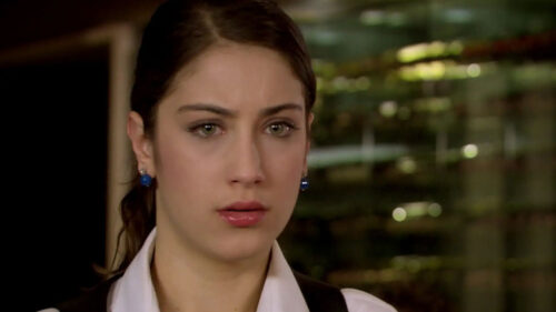 Hazal Kaya como Feriha Yilmaz na novela turca O Segredo de Feriha