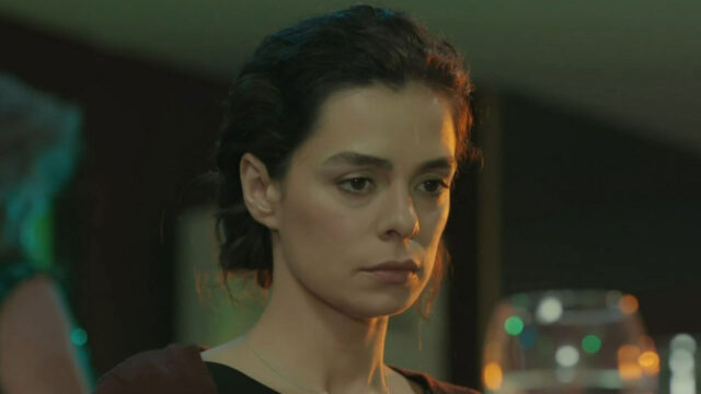 Özge Özpi̇ri̇nçci̇ como Bahar Çeşmeli̇ em cena de Força de Mulher