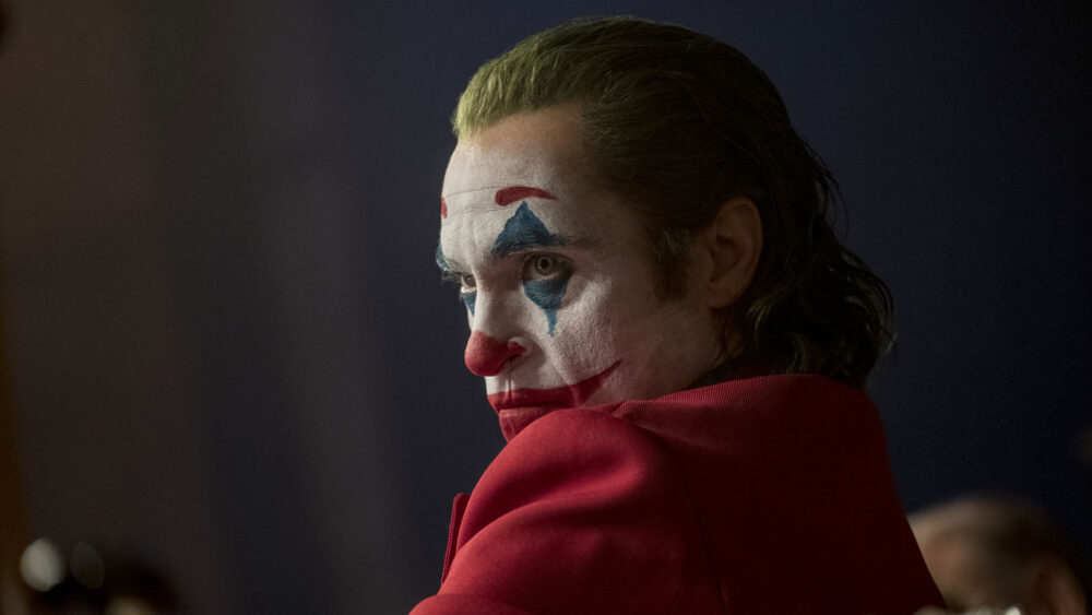 Joaquin Phoenix em Coringa (2019), filme que a TV Globo exibe na Tela Quente