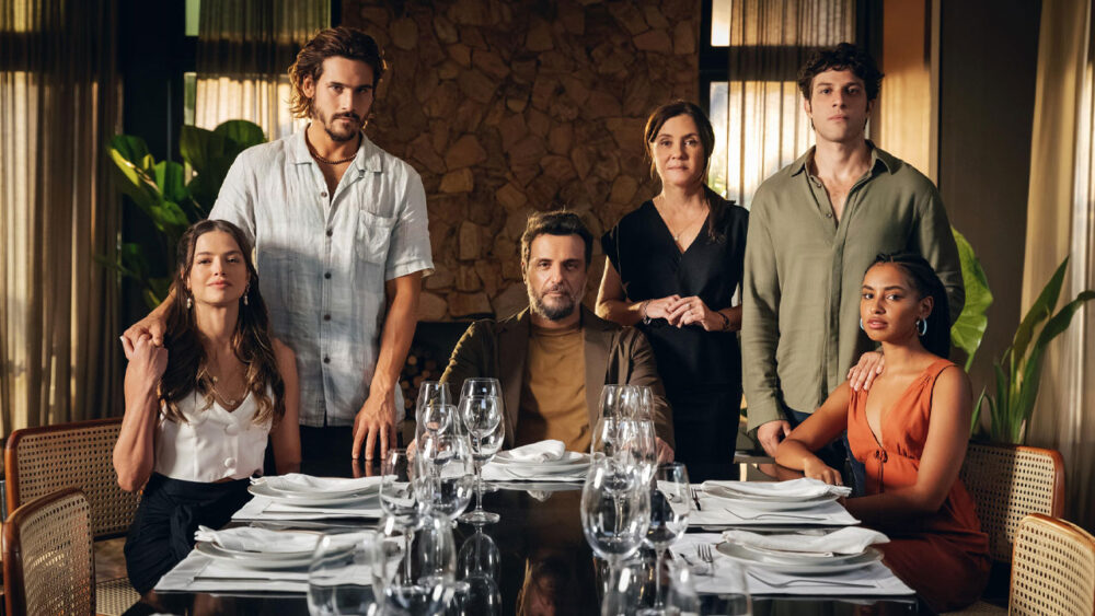 Luma (Agatha Moreira) Rudá (Nicolas Prattes), Molina (Rodrigo Lombardi), Mércia (Adriana Esteves), Mavi (Chay Suede) e Viola (Gabz) em foto de divulgação da novela Mania de Você