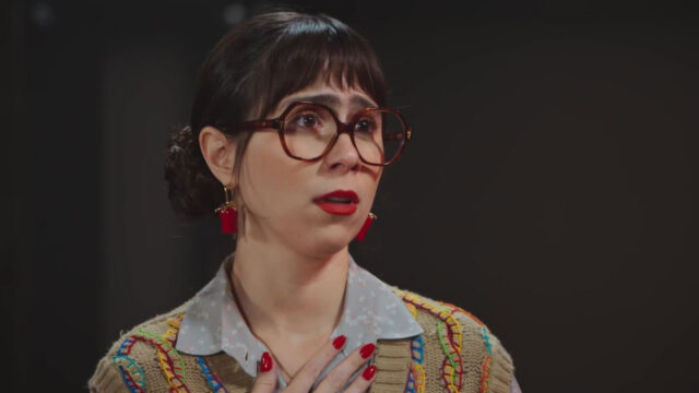 Lupita (Daphne Bozaski) com expressão de preocupação em cena da novela Família é Tudo