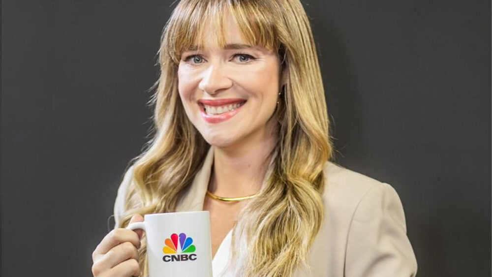 Natália Ariede segurando uma caneca com o logo da CNBC