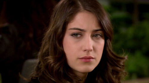 Hazal Kaya como Feriha Yilmaz na novela turca O Segredo de Feriha