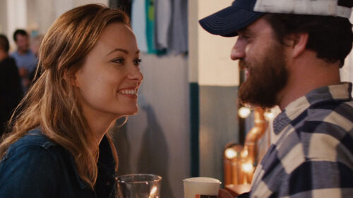 Olivia Wilde e Jake Johnson em Um Brinde À Amizade (2013), filme que será exibido pela Band