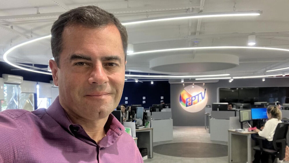 Paulo Gonçalves, repórter da EPTV, na Redação da emissora em Campinas