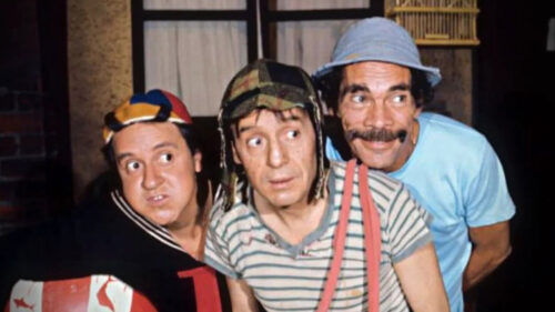 Quico, Chaves e Seu Madruga observam algo para o lado direito