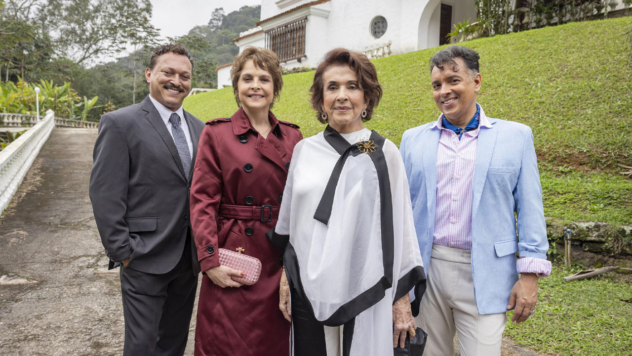 Sebastian (Fabio Lago), Joyce (Drica Moraes), Belisa (Betty Faria) e Gigi (Rodrigo Fagundes), personagens da novela Volta por Cima, em frente à mansão da família falida