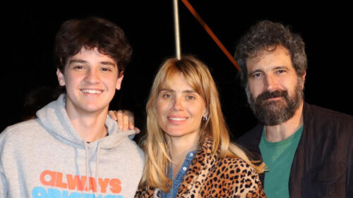 Théo Medon ao lado dos atores Carolina Dieckmann e Caco Ciocler