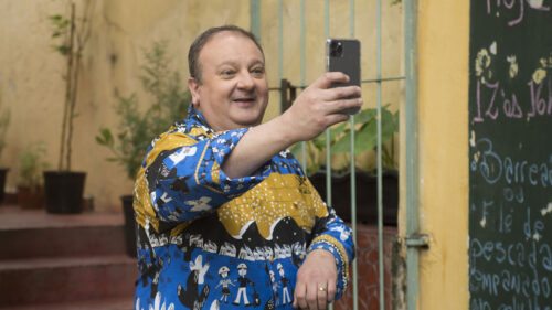 Erick Jacquin tirando uma selfie durante episódio da terceira temporada de Pesadelo na Cozinha