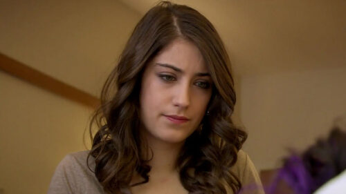 Hazal Kaya como Feriha Yilmaz em cena de O Segredo de Feriha